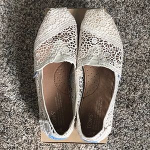 *ACCEPTING ALL REASONABLE OFFERS*  TOMS